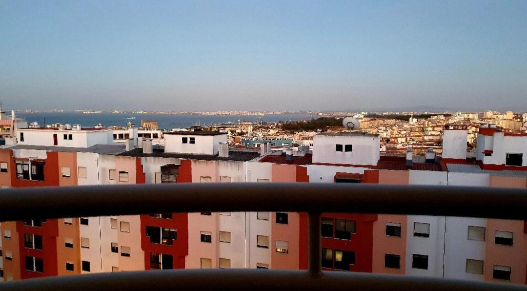 River View & Close To The Beach - Quarto Em 阿尔马达 外观 照片